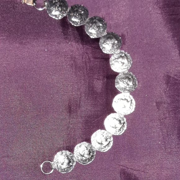 Bracelet..7.5inches..Silver Toned - Picture 4 of 12